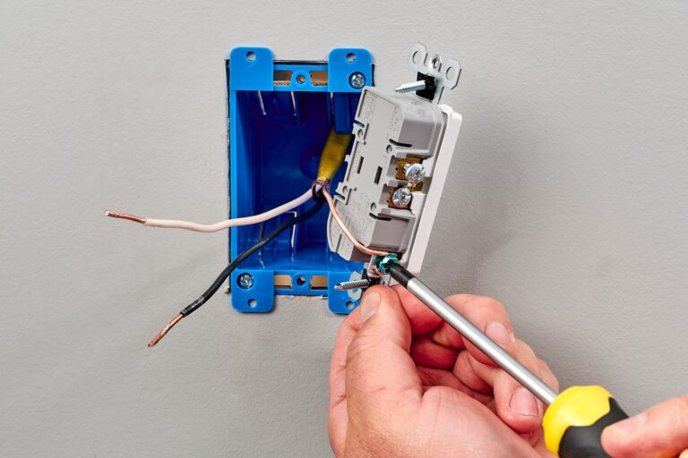 how to wire an outlet 1152325 05 7adcaeef2a724873b57cfc3b2525c8b9 768x512 1